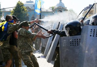МВД Украины сообщает о 141 пострадавшем в ходе столкновений у Рады