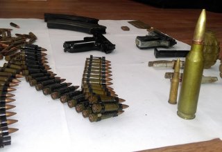 Bakıda zibilin içindən 10 növ silah-sursat tapılıb (FOTO)