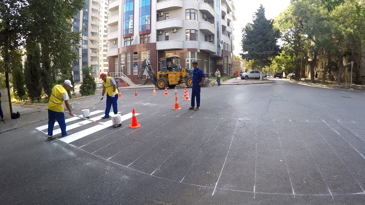 В Баку обновляют разметку пешеходных переходов (ФОТО, ВИДЕО)