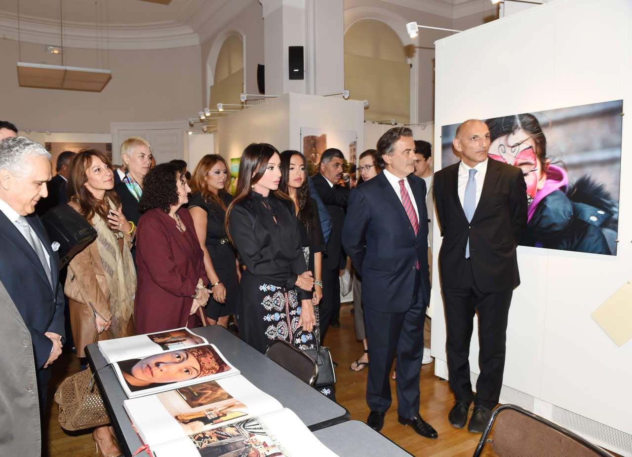 Первая леди Азербайджана Мехрибан Алиева приняла участие в официальном открытии фотовыставки «Азербайджан – страна толерантности» в Париже (ФОТО)