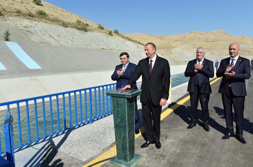 Ильхам Алиев принял участие в церемонии подачи воды из канала Тахтакерпю-Джейранбатан в Сиязаньском районе (ФОТО)