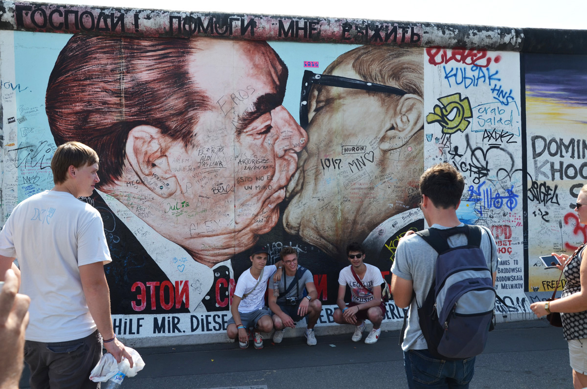 В гостях у Европы: Поцелуй Брежнева, или Путешествие на полицейской машине (ФОТО, часть 3)