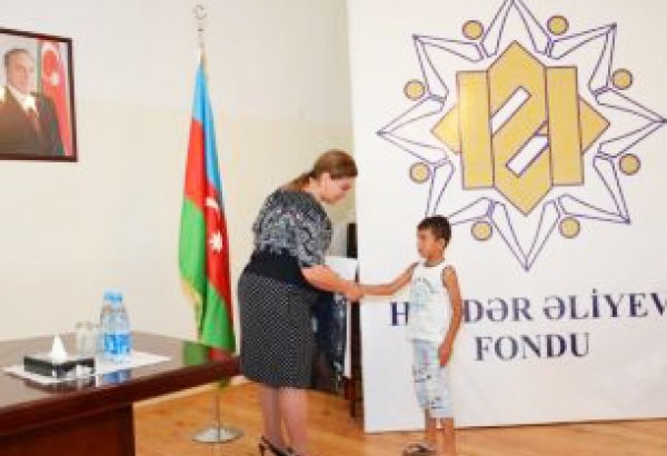 Дети из малообеспеченных семей одного из районов Баку обеспечены школьной формой и учебными принадлежностями