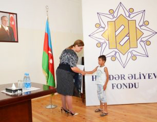 Дети из малообеспеченных семей одного из районов Баку обеспечены школьной формой и учебными принадлежностями