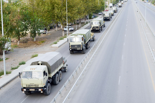 Azerbaycan Savunma Bakanı askeri bölmelerin hazırlıklarını kontrol etti (Foto Haber)