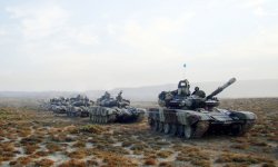 Azerbaycan'da askeri tatbikatlara zırhlı araçlar katıldı (Foto Haber)