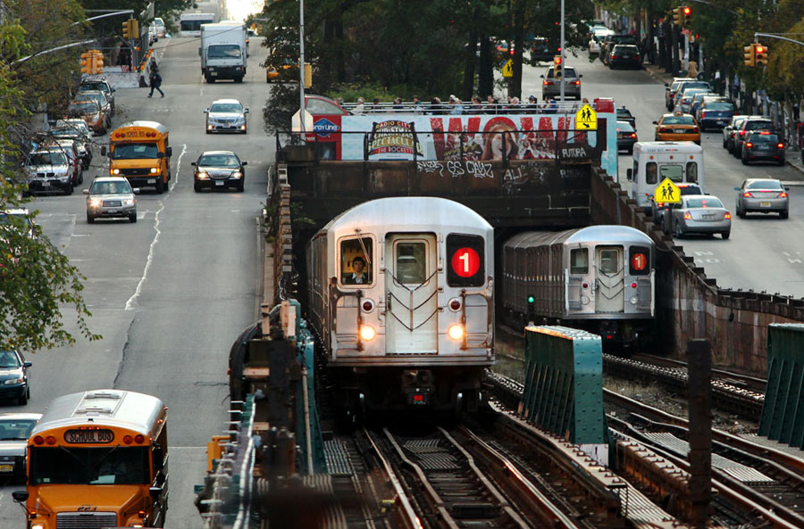 Сошедший с рельсов вагон вызвал перебои в движении подземки Нью-Йорка