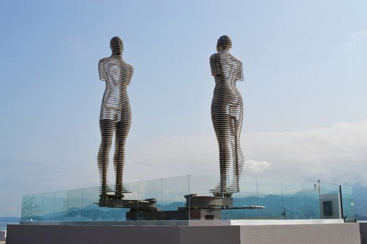 В Батуми открылась восстановленная скульптура "Али и Нино" (ФОТО)