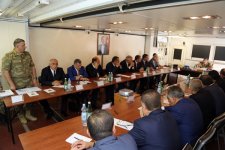 Глава Минобороны Азербайджана провел совещание с главами исполнительных властей прифронтовых районов