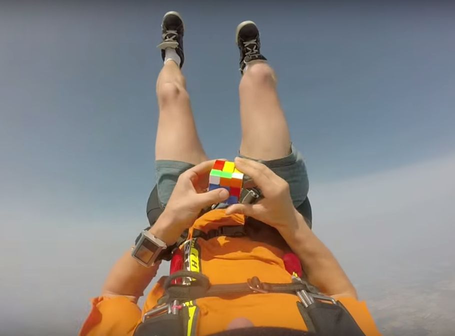 "Rubik kubunu" havada yığdı (VİDEO)