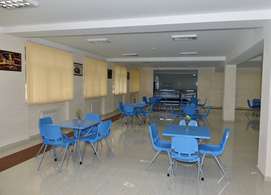 Президент Азербайджана ознакомился с условиями в бакинской школе-лицее №264 после ремонта (ФОТО)