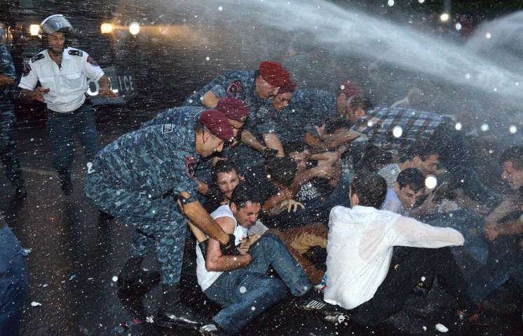 Полицейские разогнали протестующих в Ереване
