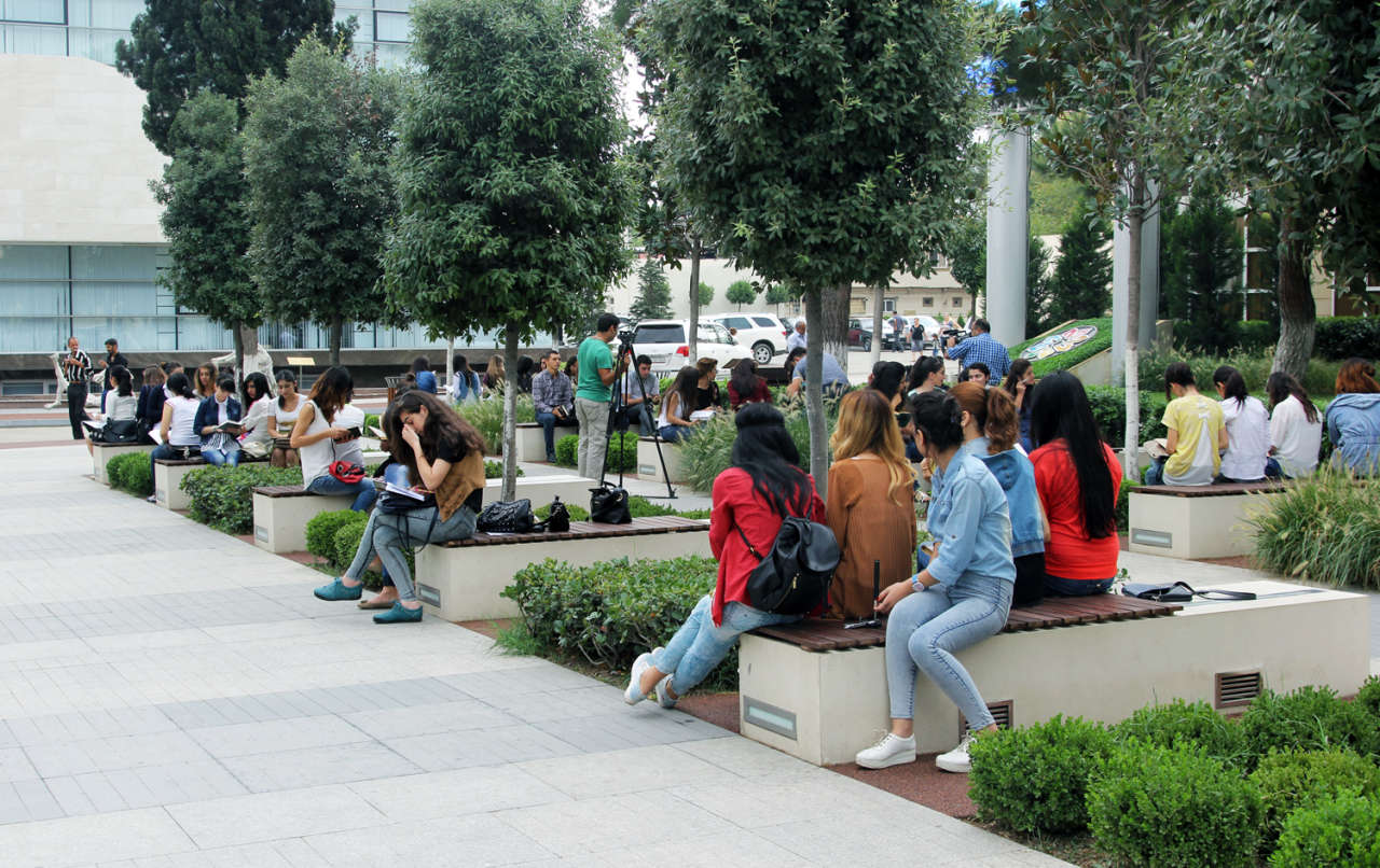 В Гяндже прошел книжный флешмоб "Страна волонтеров – Азербайджан" (ФОТО)