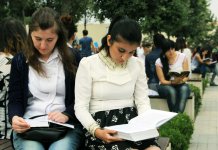 В Гяндже прошел книжный флешмоб "Страна волонтеров – Азербайджан" (ФОТО)