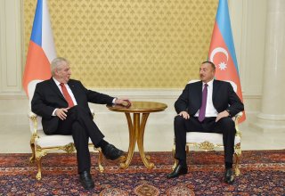 Azerbaijani, Czech presidents hold one-on-one meeting