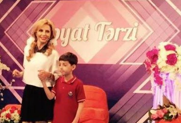 Азербайджанcкая телеведущая вышла в эфир в форме школьницы (ФОТО)
