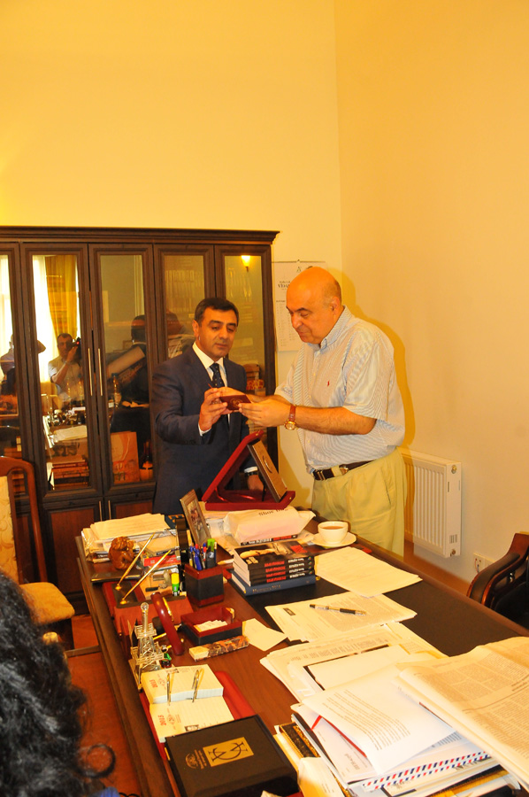 Чингиз Абдуллаев избран почетным членом Международного альянса "Азербайджан-Украина" (ФОТО)