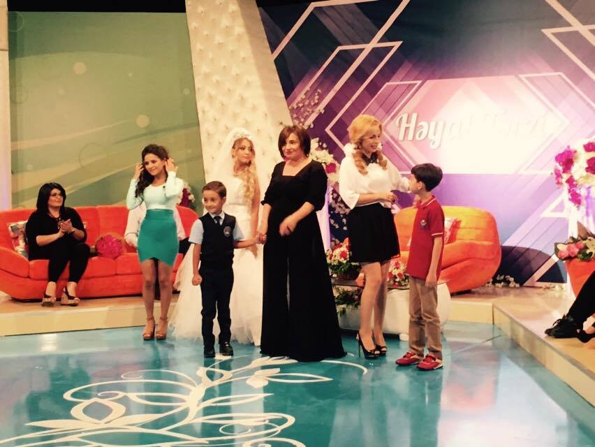 Азербайджанcкая телеведущая вышла в эфир в форме школьницы (ФОТО)