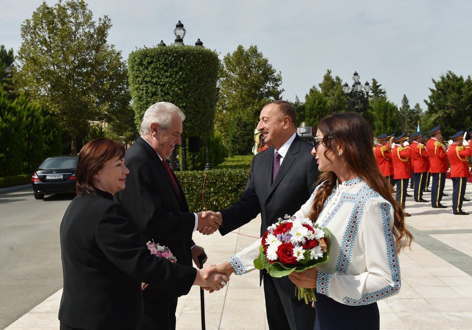 В Баку состоялась церемония официальной встречи Президента Чехии