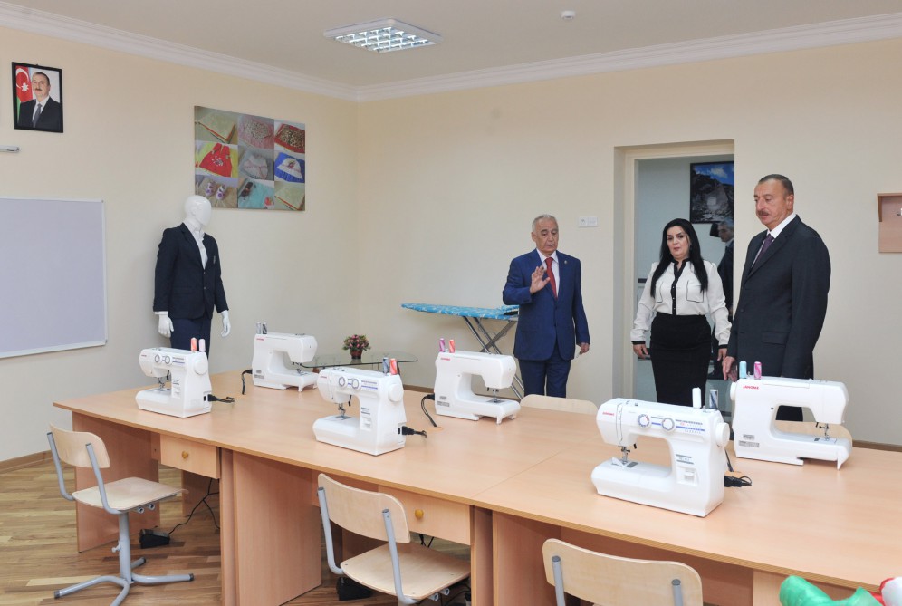 Президент Азербайджана ознакомился с условиями в бакинской средней школе после реконструкции (ФОТО)