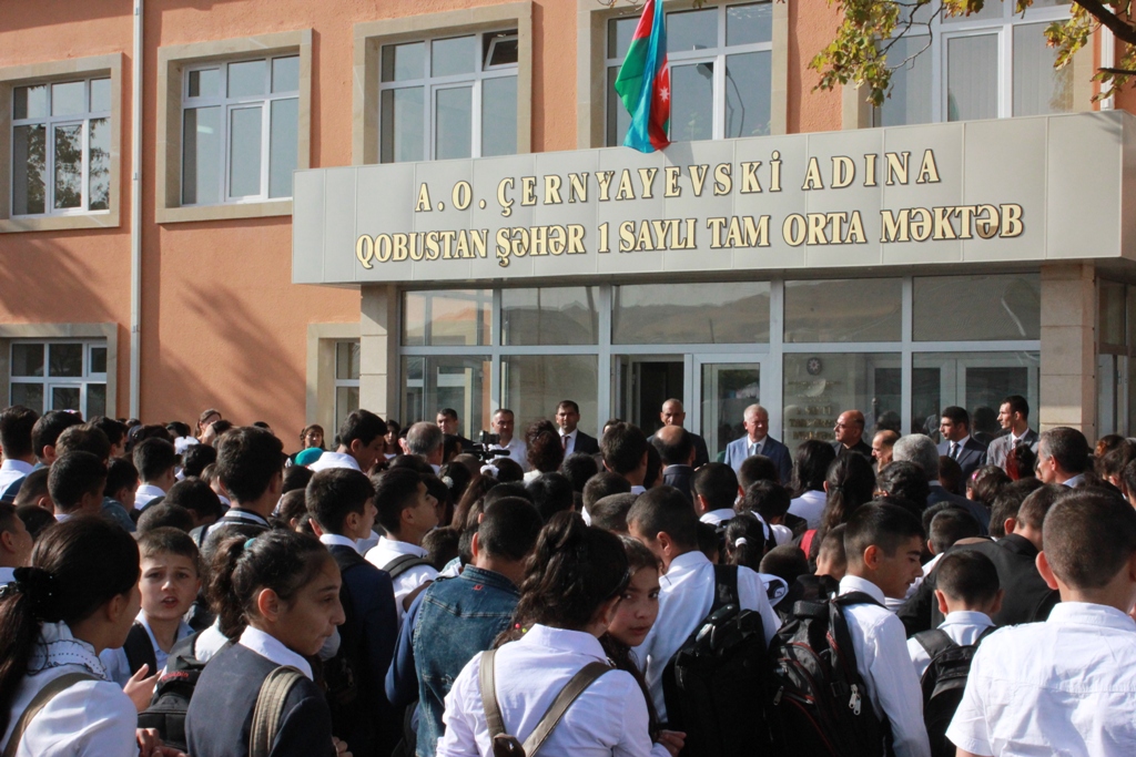 Глава Россотрудничества посетил азербайджанскую школу (ФОТО)
