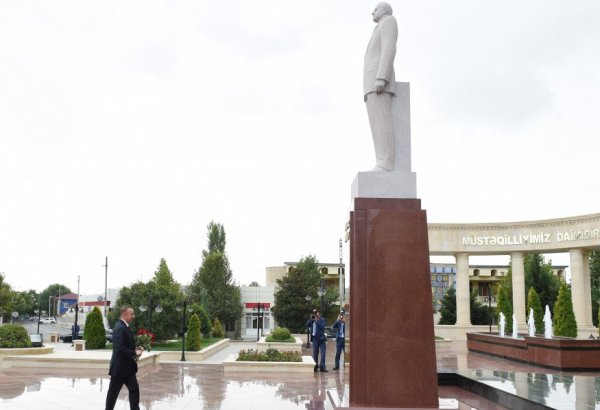 Ильхам Алиев прибыл в Агсуинский район (ФОТО)