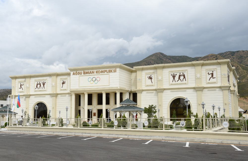 Президент Азербайджана принял участие в открытии спортивного комплекса
в Агсу (ФОТО)