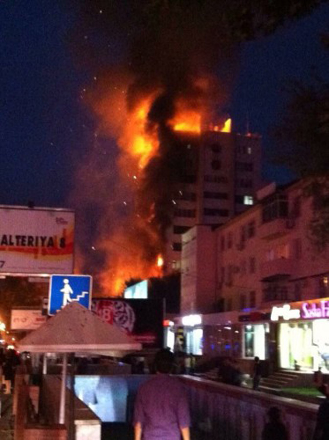 В центре Ташкента горит высотное здание (ФОТО)