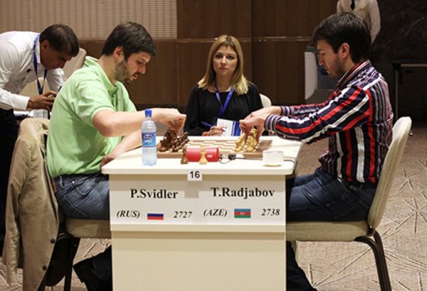 Teymur Rəcəbov və Pyotr Svidler sürətli şahmat oyununda yarışır