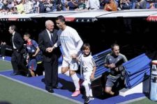 Ronaldo meydana suriyalı qaçqınla çıxdı (FOTO)