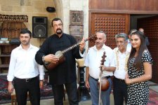 Стивен Сигал в Баку попробовал тендир-чурек и сыграл на таре (ФОТО)