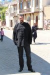 Стивен Сигал в Баку попробовал тендир-чурек и сыграл на таре (ФОТО)