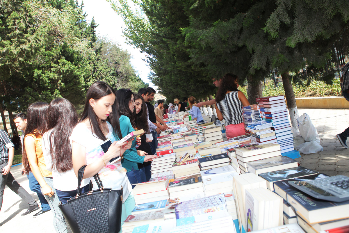 BDU-da kitab sərgi-satışı keçirilir (FOTO)