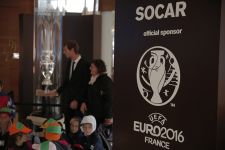 SOCAR "UEFA-2016"-nın kubokunu "Milan Expo" sərgisində təqdim etdi (FOTO)