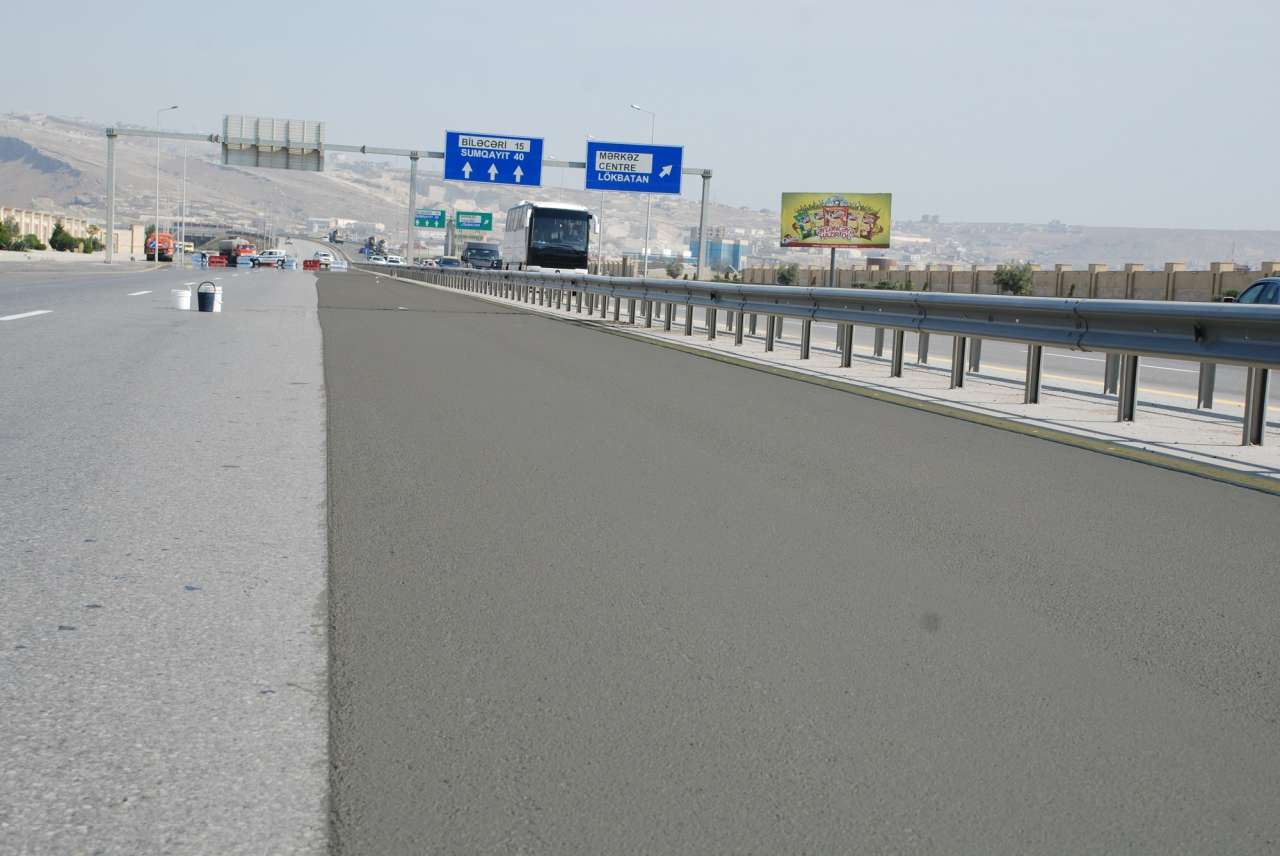 На проезжую часть дорог Баку наносится защитное вещество  (ФОТО+ВИДЕО)