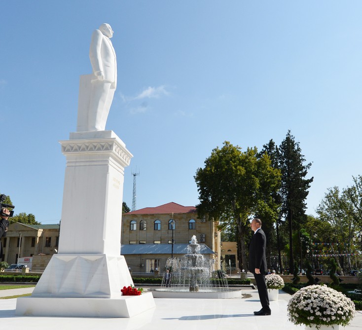 Azərbaycan Prezidenti Göyçayda ümummilli lider Heydər Əliyevin abidəsini ziyarət edib (FOTO)
