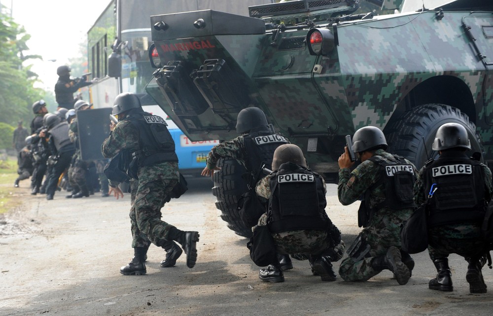 Philippine Police kill two mistaking them for gunmen