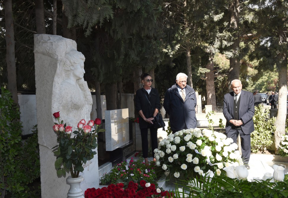 Первая леди Азербайджана Мехрибан Алиева и члены ее семьи почтили память выдающегося ученого-востоковеда Аиды Имангулиевой (ФОТО)