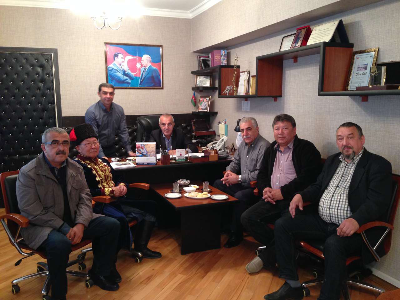 Директор бакинского ТЮЗа встретился с творческим коллективом российского театра