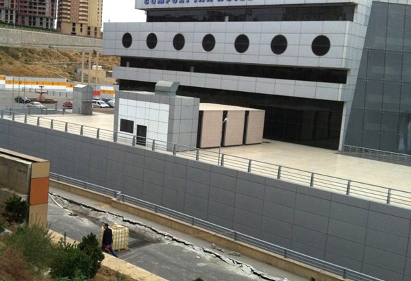 Бакинский автовокзальный комплекс о проседании примыкающей к нему дороги  (ФОТО)