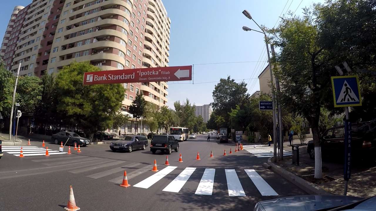На улицах и проспектах Баку обновили пешеходную разметку (ФОТО)