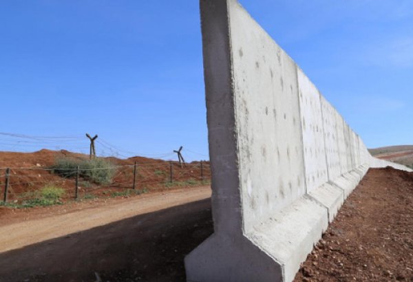 Turkey builds wall on border with Syria