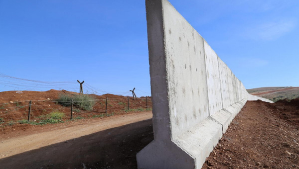 Turkey builds wall on border with Syria