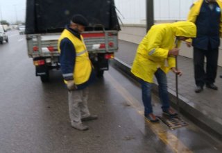 Bakının yollarında yağış-kanalizasiya quyuları təmizlənir (FOTO+VİDEO)