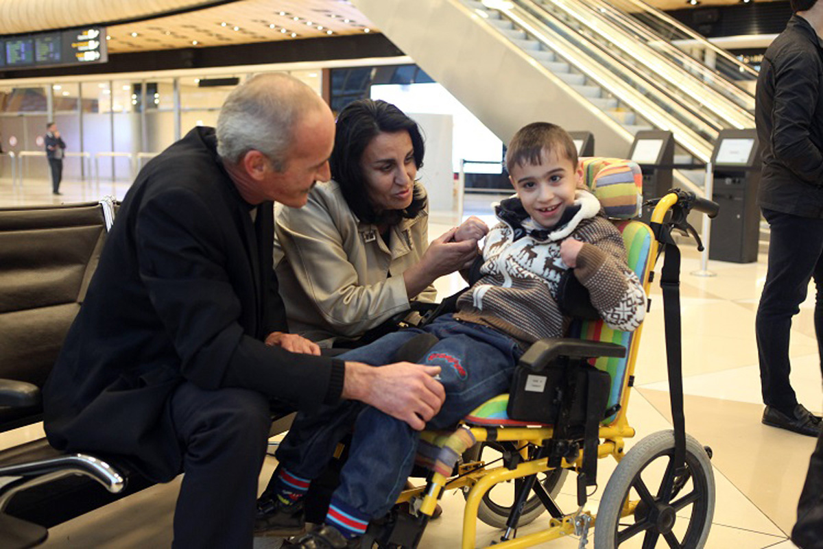 Azerbaycanlı engelli çocuklar tedavi için Türkiye’ye gönderdi