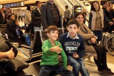 Azerbaycanlı engelli çocuklar tedavi için Türkiye’ye gönderdi