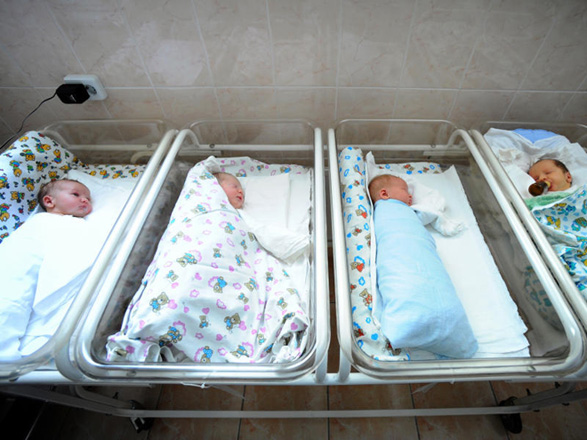 Названо число новорожденных в Азербайджане с начала года