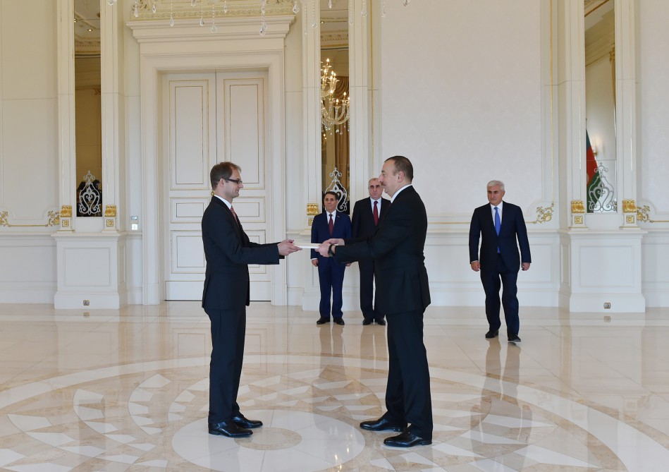 Azerbaijani president accepts credentials of newly-appointed Swiss ambassador