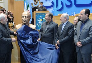 Iran's FM makes history - he now has his own monument (PHOTO)