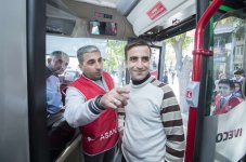 Известные актеры и "Волонтеры ASAN" провели акцию в общественном транспорте Баку (ФОТО)